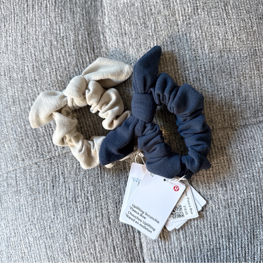 Bundle of 2 Lululemon Uplifting Scrunchie *Fleece Bow SHLB Navy & NATI Cream